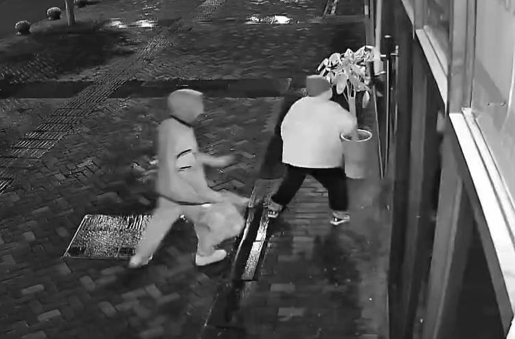 烟酒超市手机店暴力入室盗窃频发，AI智能安防系统应如何应对