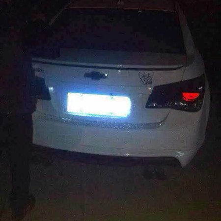 夜间安装的车辆道闸监控摄像头无法识别车牌，出现反光、白光的情况，应该如何处理