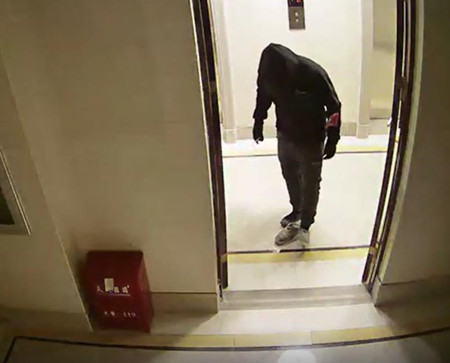 家用监控摄像头曝光监控画面，大门口两男子行迹鬼祟